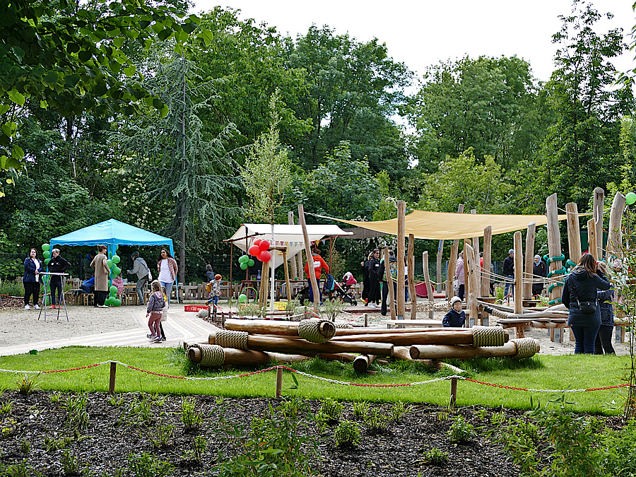Balancierstämme, Neupflanzung, Sonnensegel im grünen Kitagarten