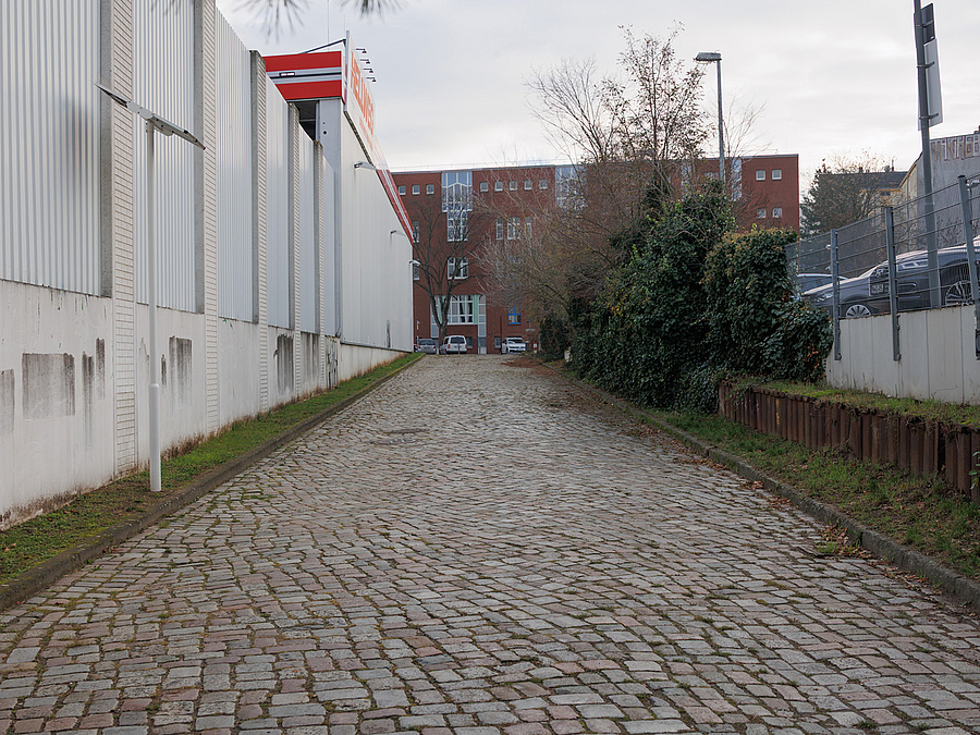 Am Ende dieses ansteigenden Pflasterweges steht die zweite Gedenktafel. 