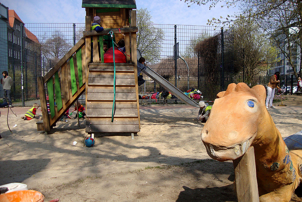 Sandspielplatz mit Kletterturm und Fantasiewesen, Kinder