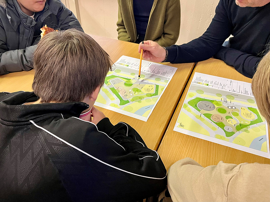 Hände über Plänen auf einem Tisch