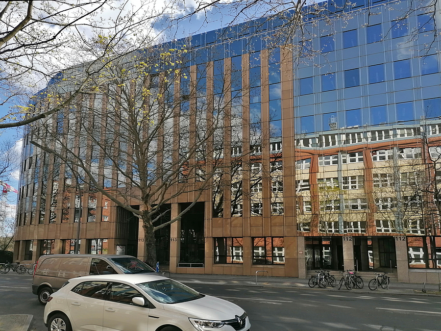 Altes Gebäude spiegelt sich in modernem Bau