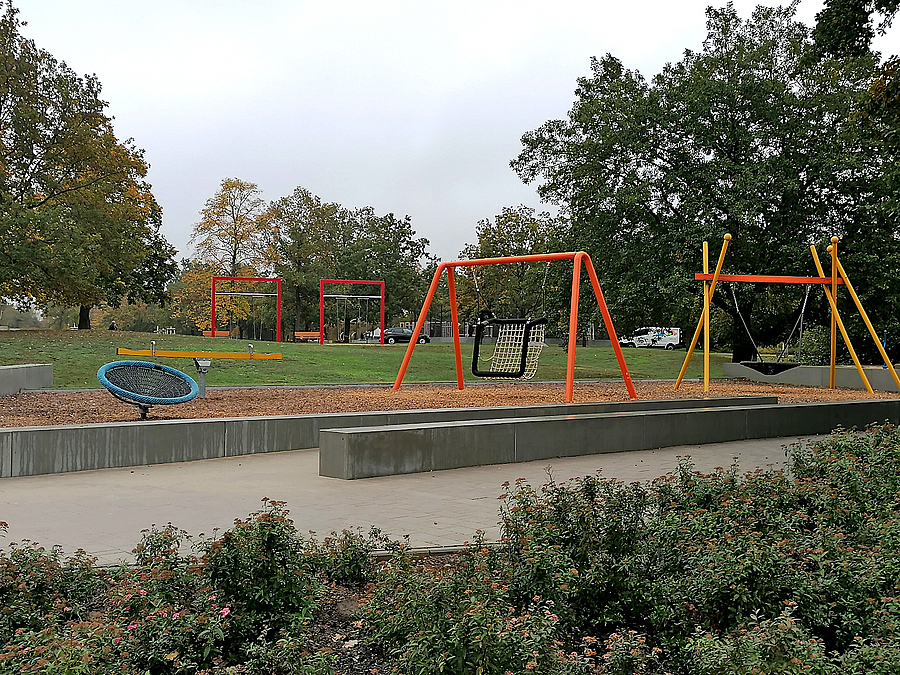 Schaukeln und Drehnetz auf Sand im Park