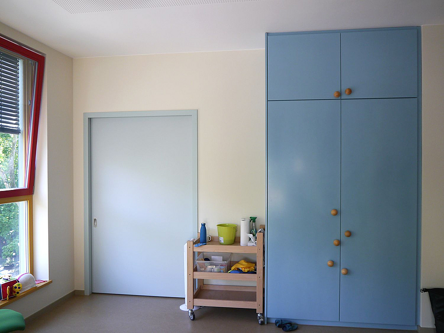 Blauer großer Schrank mit 7 unterschiedlichen hohen Griffen, Schiebetür