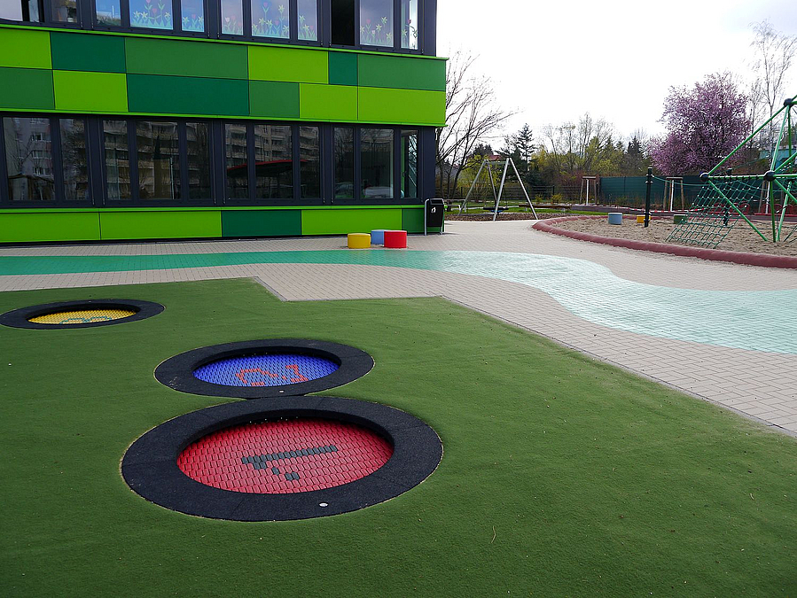 3 Trampoline in drei Farben in grünem Kunstrasen