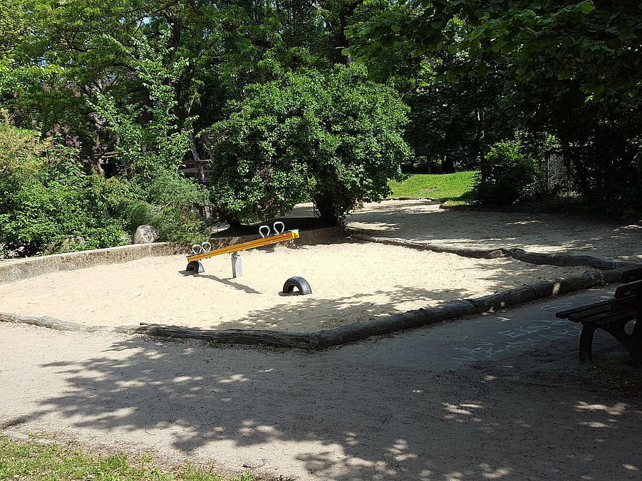 Sandkasten mit kleiner Wippe