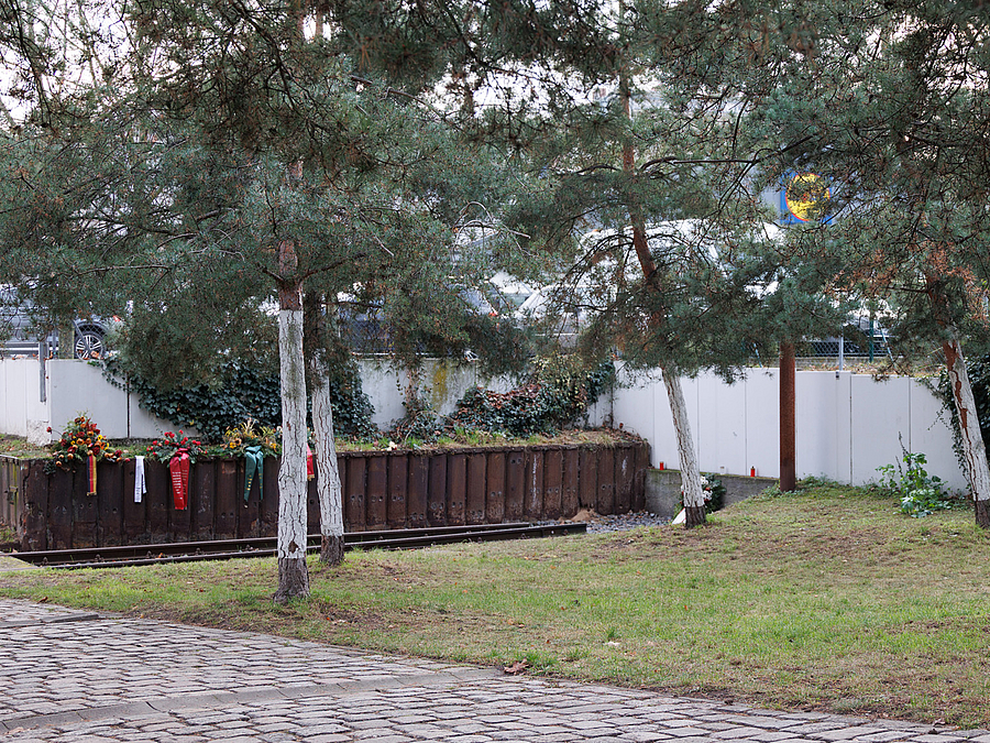 Gedenkort mit Gleisrampe