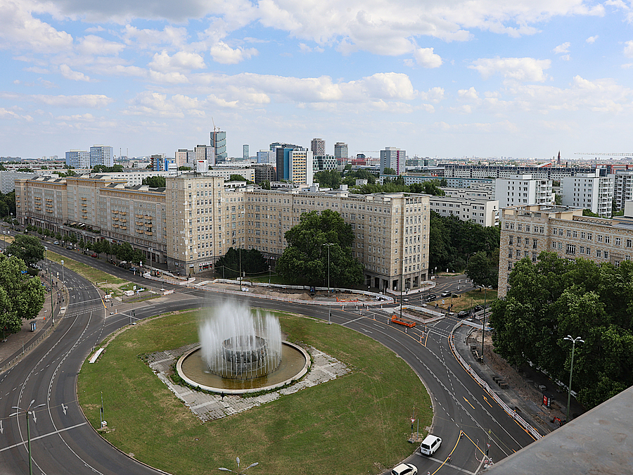 Vogelperspektive auf den Strausberger Platz mit Brunnen 
