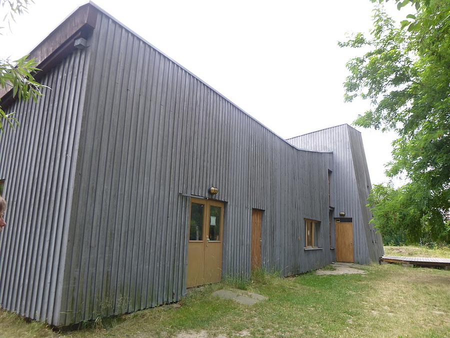 Holzlattenfassade mit Fenster und 2 Türen, erhöhter Vorsprung