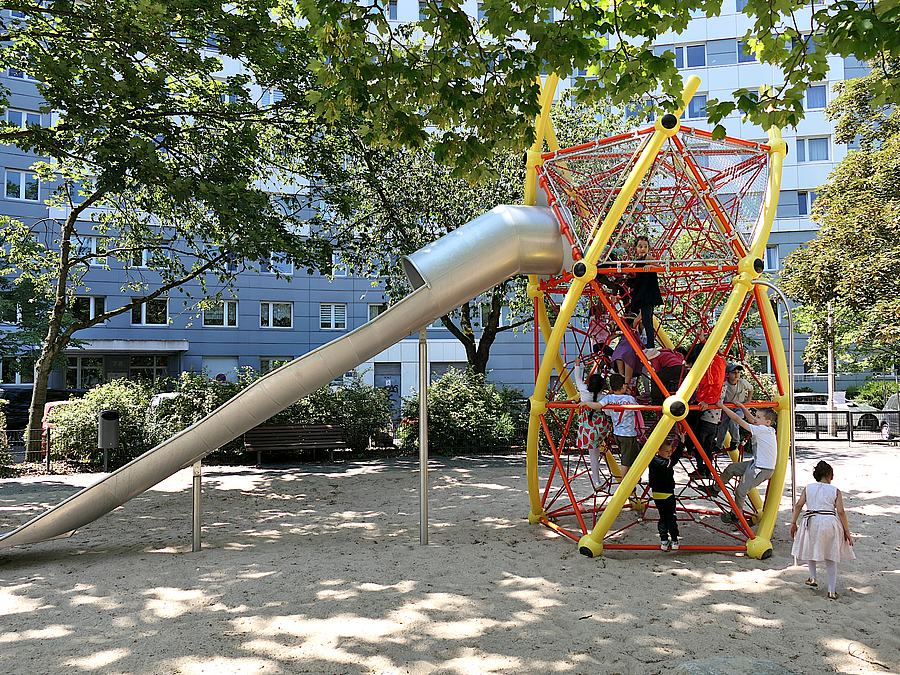 Helix-Kletterturm mit Rutsche auf schattiger Sandfläche
