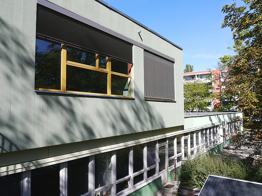 Aufbau mit großem Fenster auf längerem Flachbau mit Fensterband