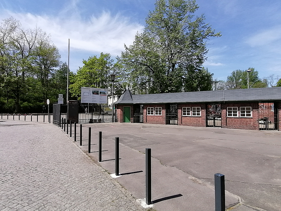 Platz mit Pollern und alten Kassenhäuschen aus Backstein