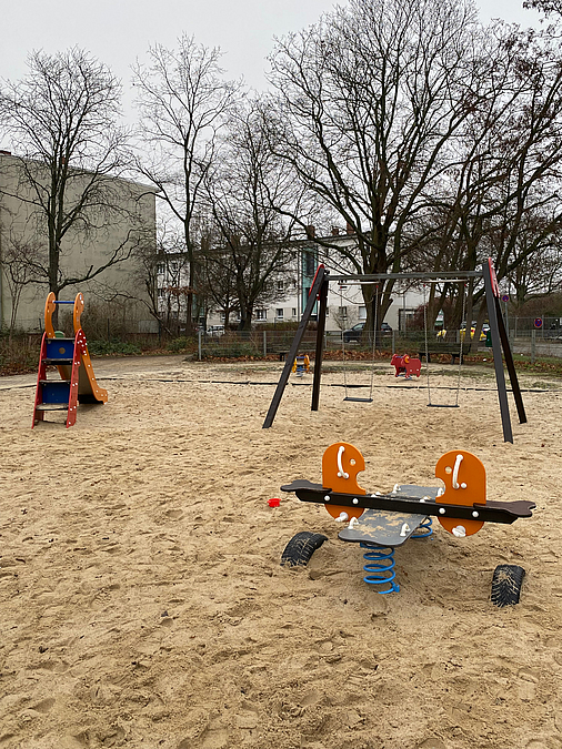 Sandspielplatz mit Geräten für Kleinkinder im Winter