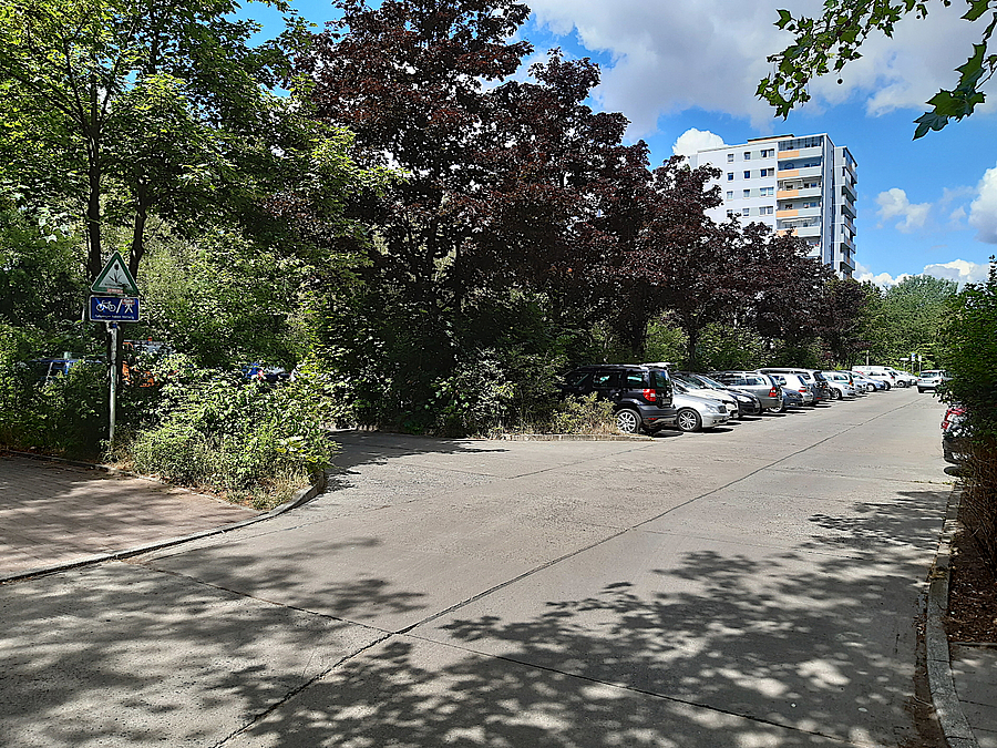 Fußwegmündet in Straße zum Parkplatz