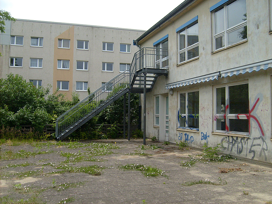 Die Gartenseite mit großer Terrasse