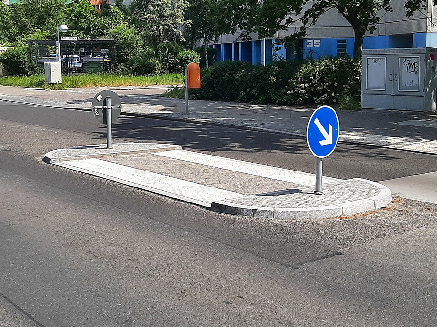 Mittelinsel mit Verkehrsschildern