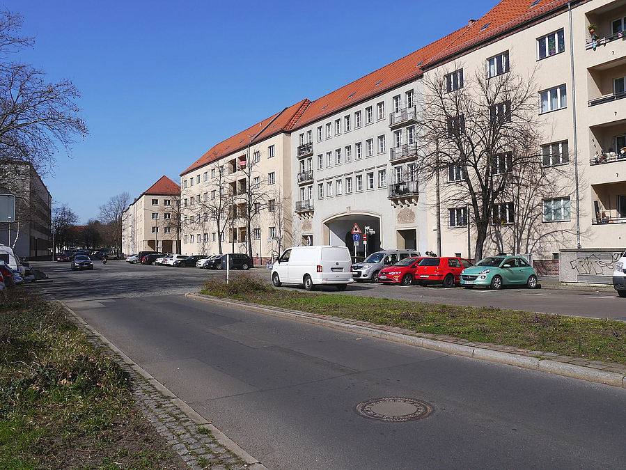 Straße mit Mittelinsel, Wohnhaus