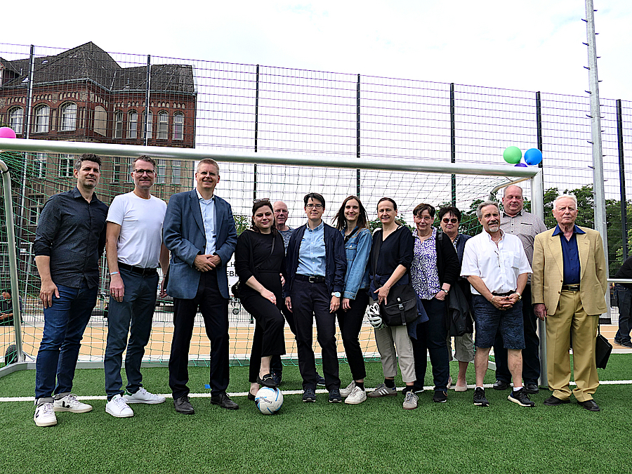Gruppenbild vor Fußballtor