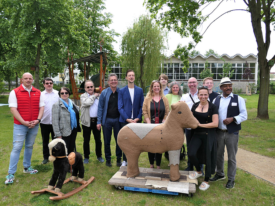 Großes Gruppenbild mit Senator Gaebler und Stadtrat Lemm sowie Geschäftsführer Dr. Shiferaw