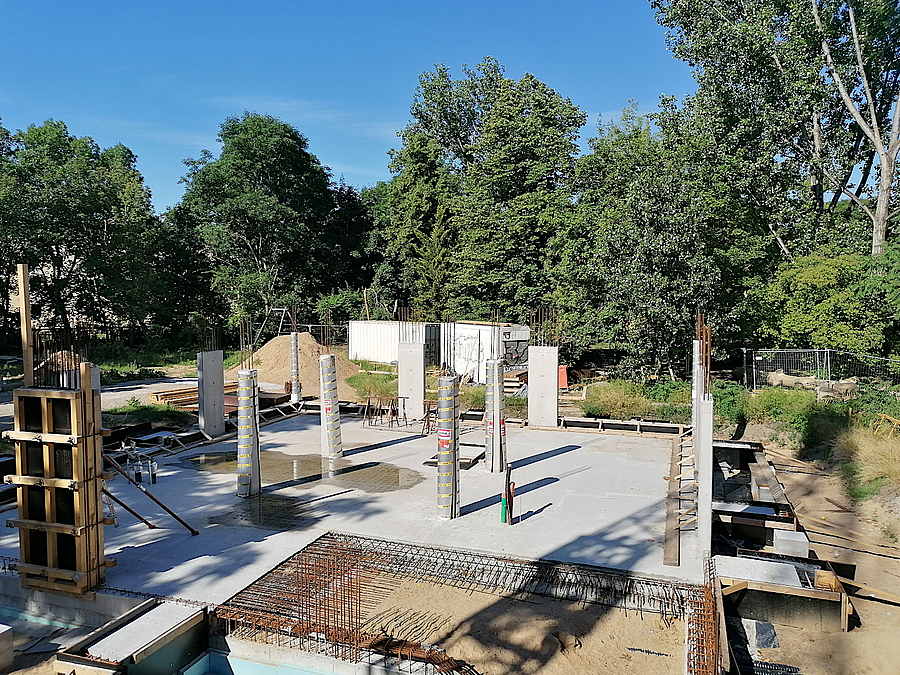 Baustelle mit Pfeilern auf Bodenplatte