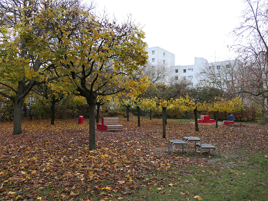Für den Oberschulteil wurde eine "Chill-Arena" gestaltet Herbstliche Laubbäume und verschiedene Sitzgruppen, teils in Rot