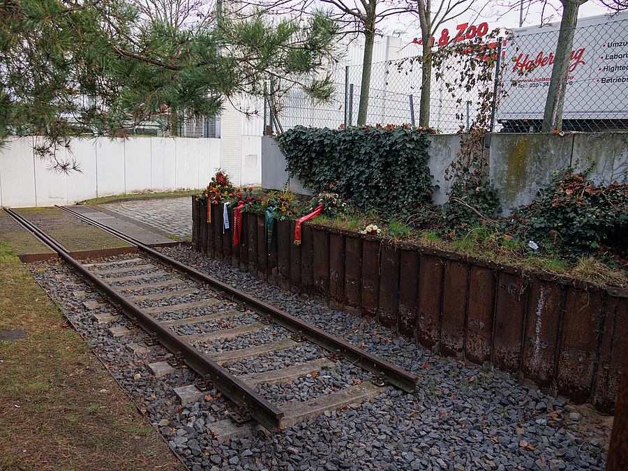 Blick auf die Trennmauer zum Baumarkt