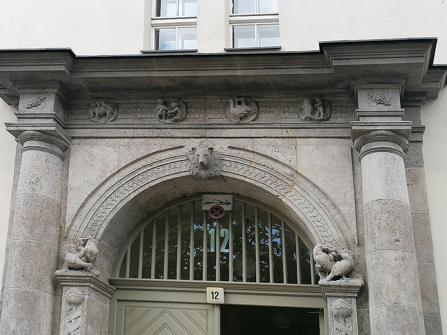 Oberer Teil eines Portals mit Figurenschmuck