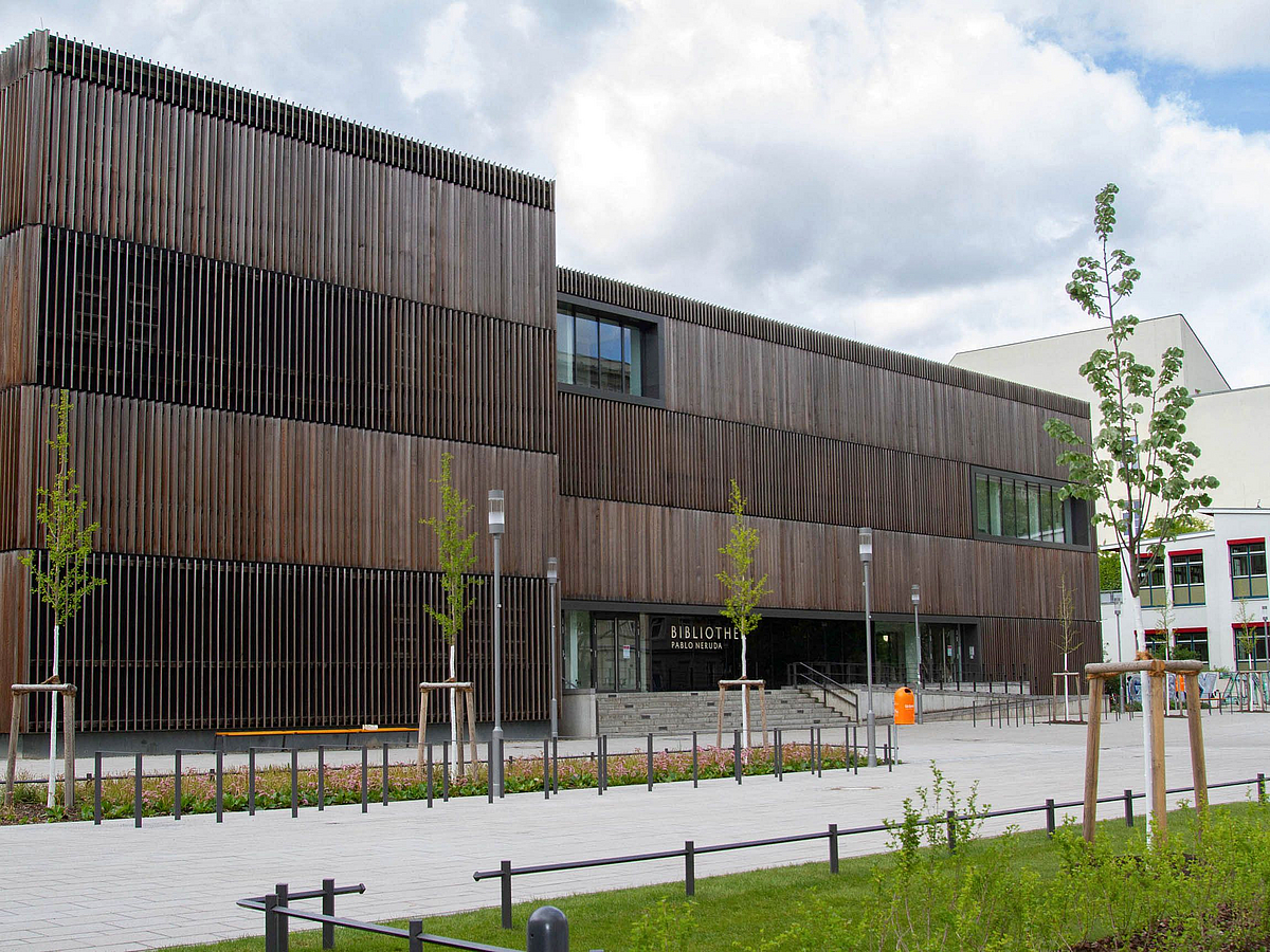 Gebäude mit Vorsprung und vertikaler Holzlamellen-Fassade