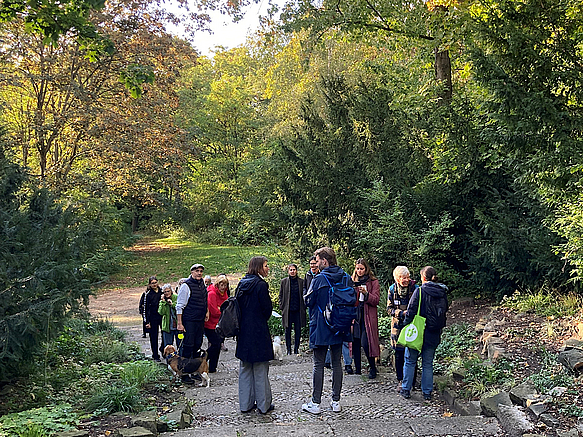 Gruppe auf Treppe in herbstlichem Park