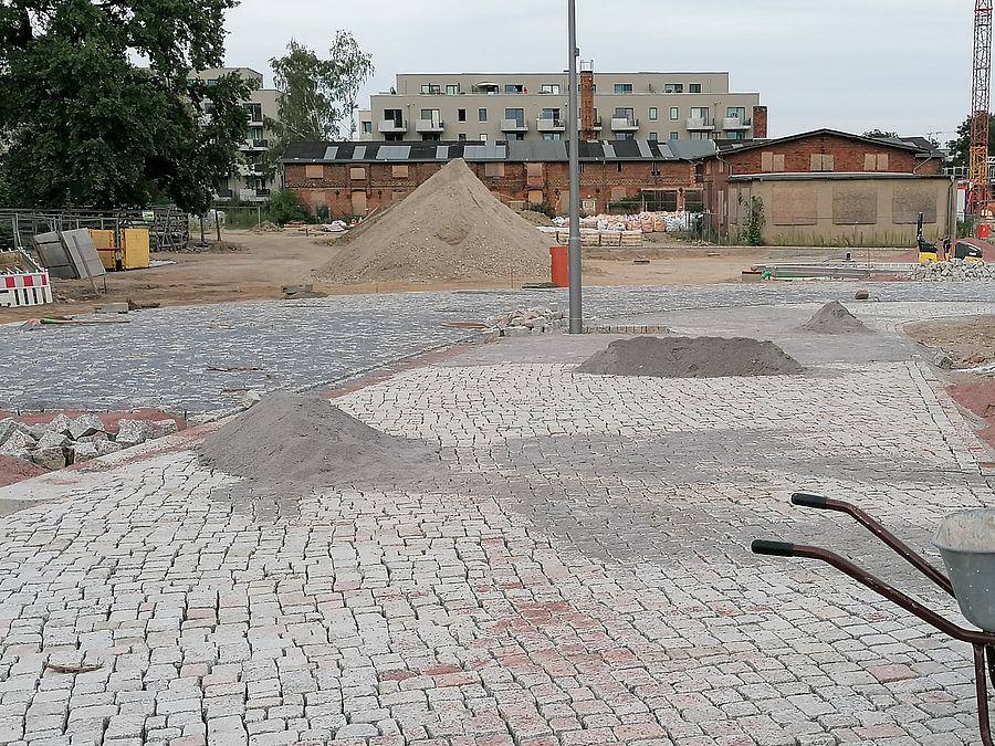 Der zukünftige Stadtplatz am Gut Hellersdorf im Bau Gepflasterte Fläche auf Baustelle