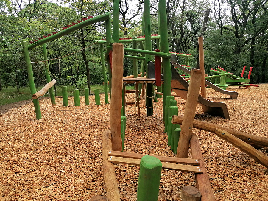 Kletterparcours auf Holzhäcksel im Wald