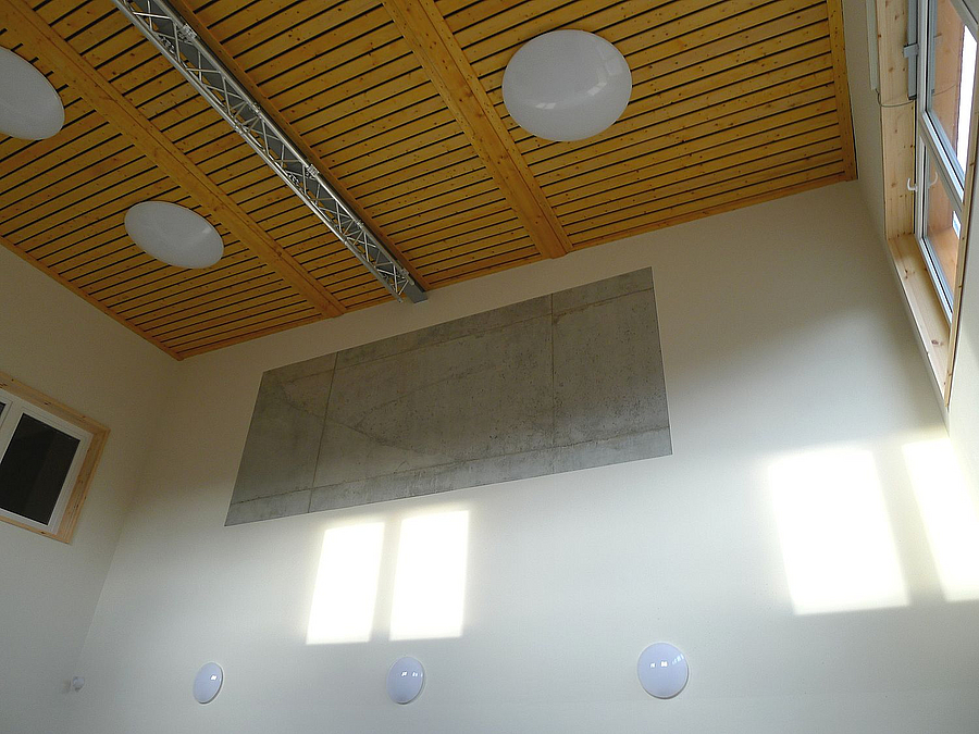 Der Übungsraum im Anbau erhielt wie die große Halle Traversen an der Decke Blick zur Decke mit Holzlattung, Beleuchtung und Traversen
