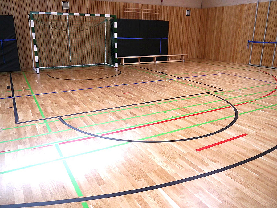 Fußballtor, farbige Linierung auf dem Parkett