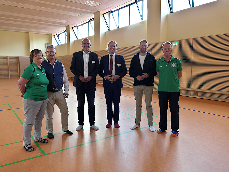 Gruppenbild mit 6 Personen in Sporthalle