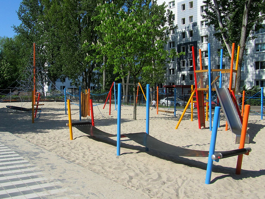 Bewegungsparcour aus blauen und orangefarbenen Stangen