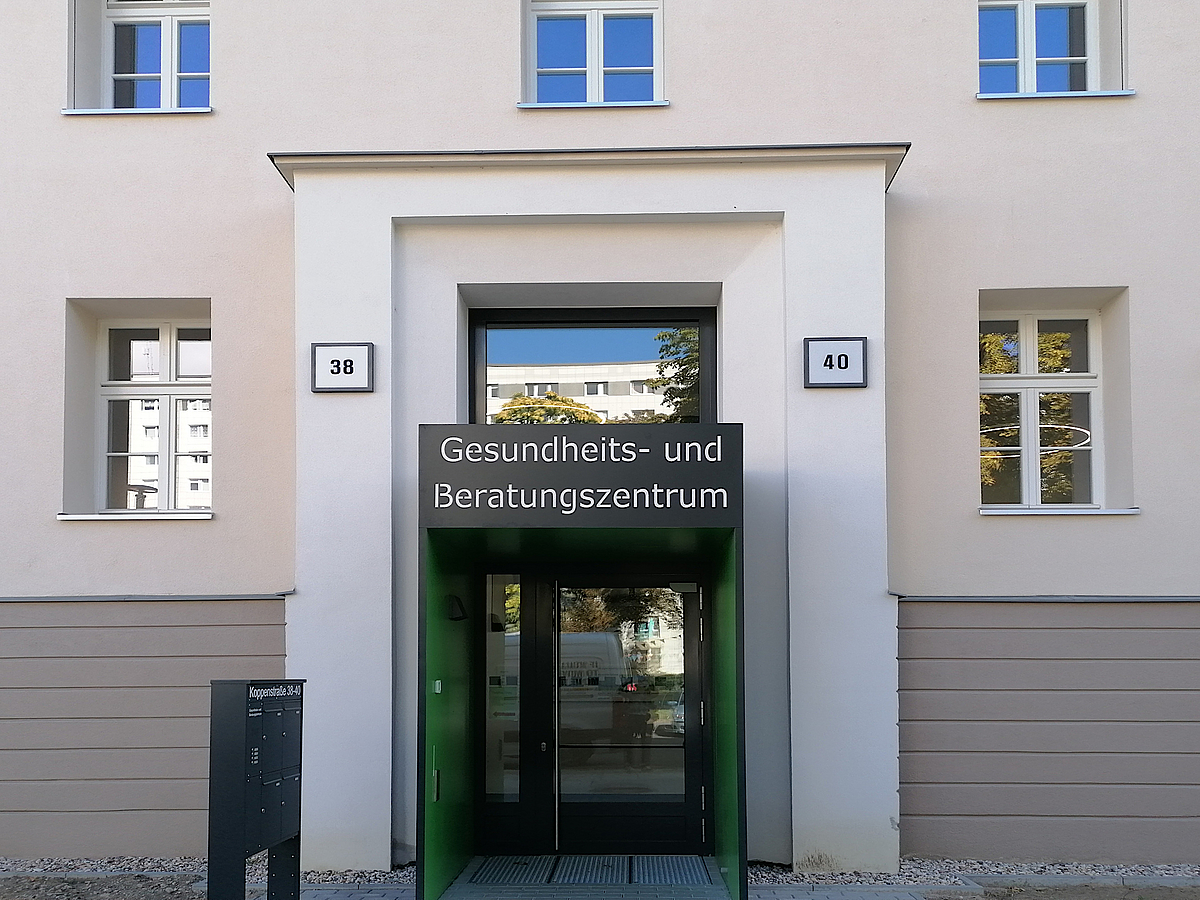 Eingang mit Schrift: Gesundheits- und Beratungszentrum