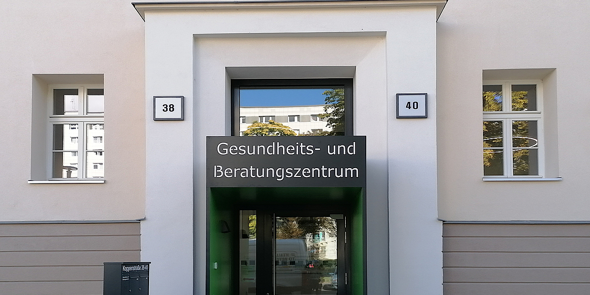 Eingang mit Schrift: Gesundheits- und Beratungszentrum