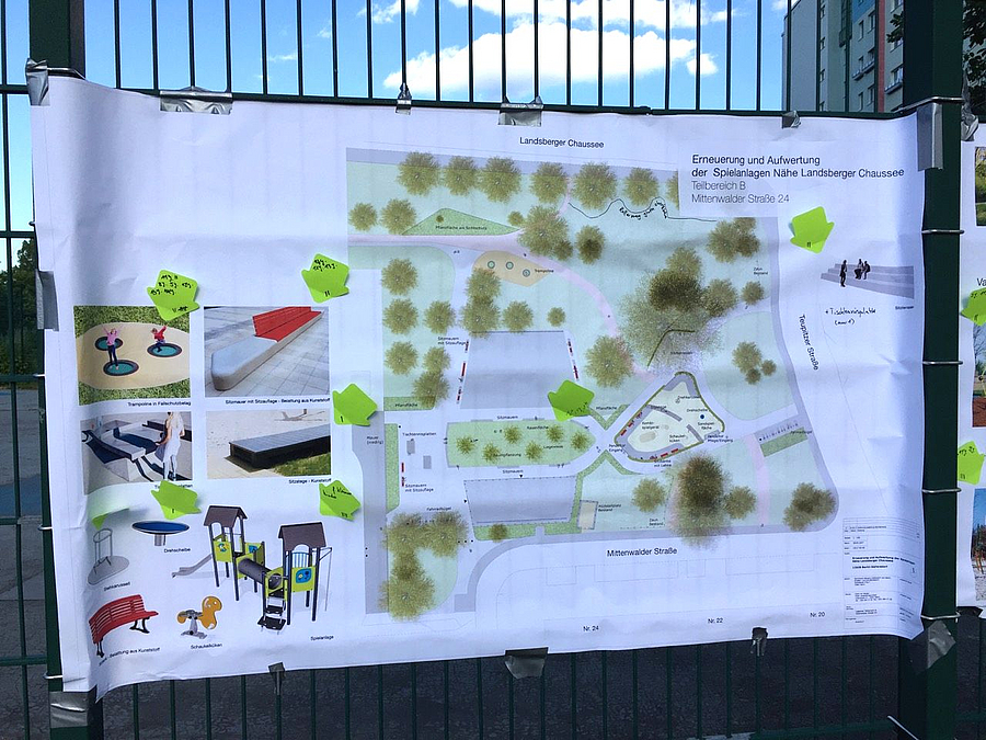Plakat mit Entwurf und Beispielfotos an Bolzplatzzaun