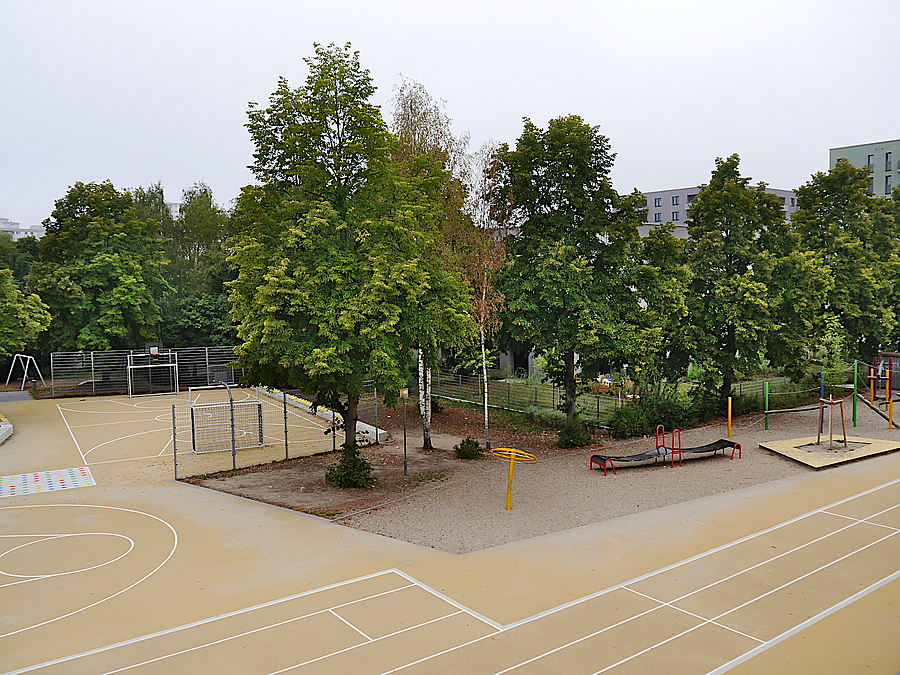 Vogelperspektive auf Bolzplatz, Laufbahn und Sandspiel
