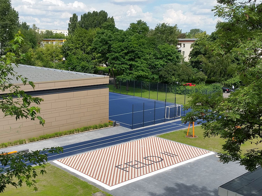 Eingezäuntes und nicht eingezäuntes Spielfeld mit Aufschrift "Feld 2"