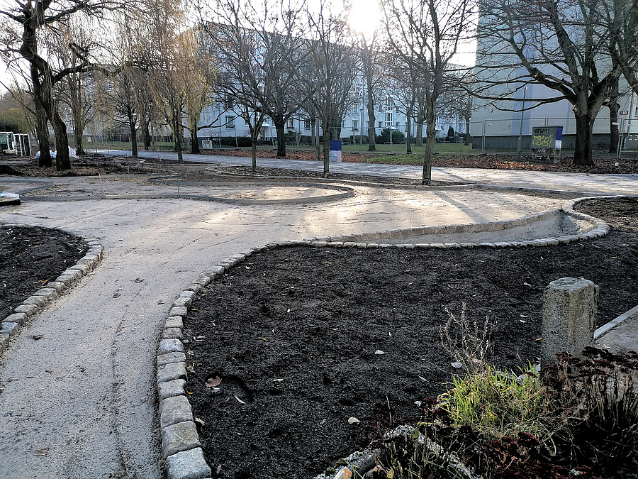 Wege und Pflanzflächen im Bau im Winter