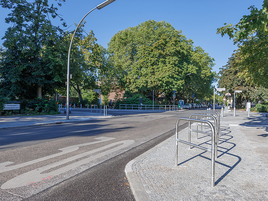 Kreuzung mit Fahrradbügeln und Markierung 30 auf der Straße