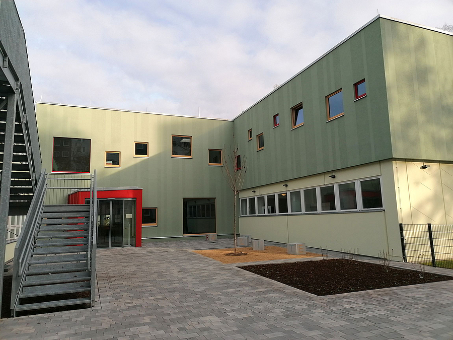 2 zweigeschossige Baukörper im rechten Winkel, Metalltreppe