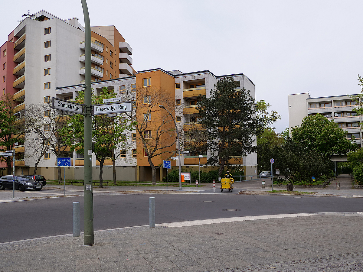 Straßenkurve und Einmündung Spielstraße vor Wohnhochhäusern