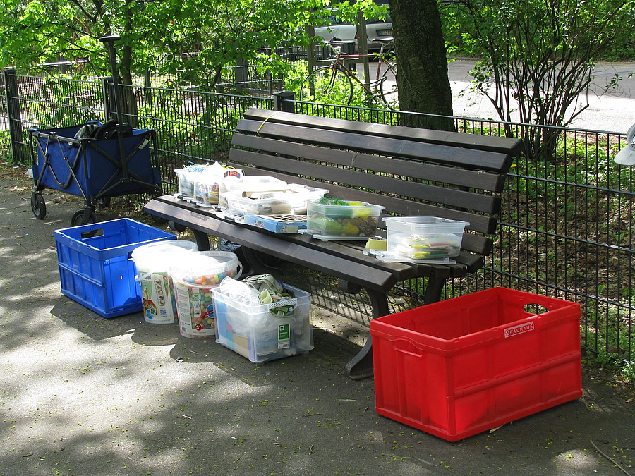 Kisten mit Material auf Bank