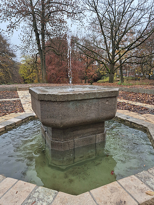 Brunnen mit erhöhter Brunnenschale und Strahl
