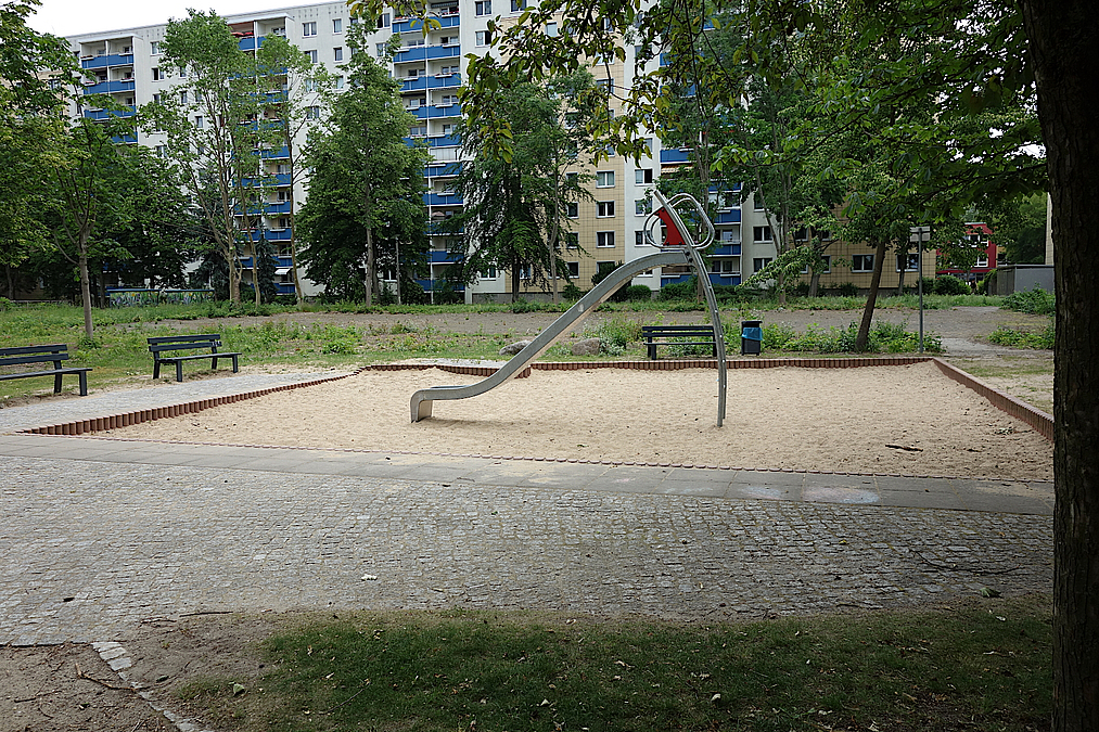 Auf den Spielflächen fehlen interessante Angebote Sandspielplatz mit einer Rutsche