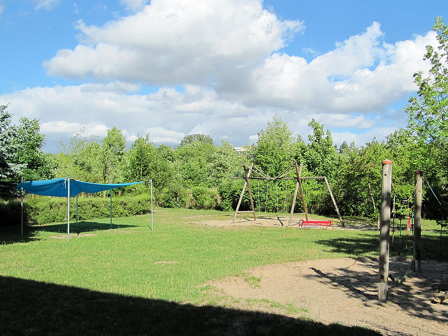 Rasen, Sonnensegel, Schaukeln