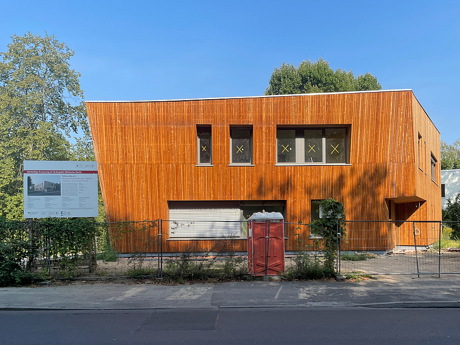 Zweigeschossiger, nicht-rechtwinkliger Holzbau - Baustelle