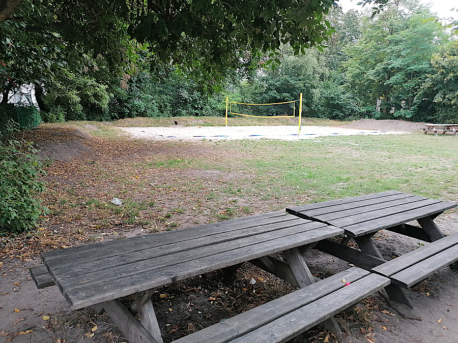 Direkt am "Beach" sollen bald zusätzliche Sitzgelegenheiten angeboten werden Tisch-bank-Kombi, Rasen, Beachvolleyballfeld