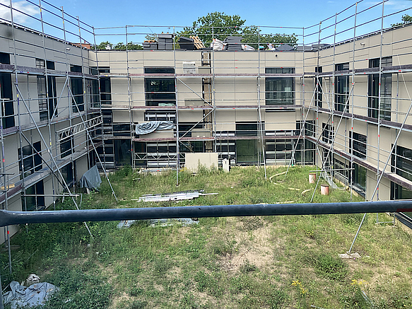 Zweigeschossiges, u-förmiges Gebäude 